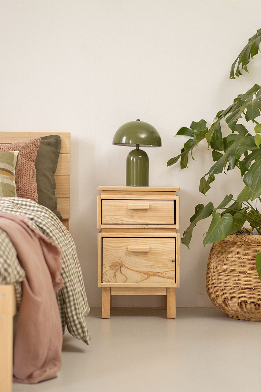 Imagen de ambiente 1 para:Mesita de madera maciza con 2 cajones